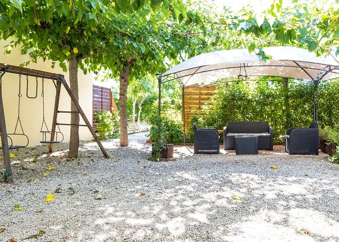 La Aparthotel *